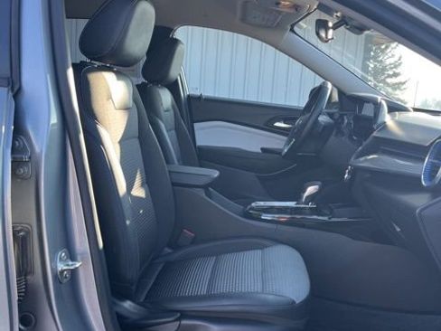Used 2025 Chevrolet Trax LT w/ LT Convenience Package image 28