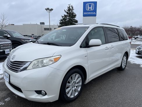 Used 2017 Toyota Sienna XLE Premium image 1