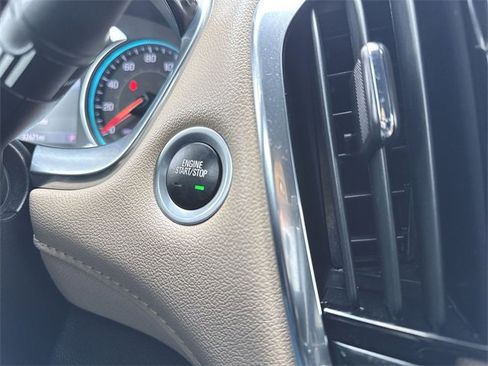 Used 2023 Chevrolet Traverse LT w/ LT Premium Package image 17