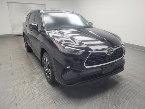Used 2020 Toyota Highlander XLE AWD/4WD image 13