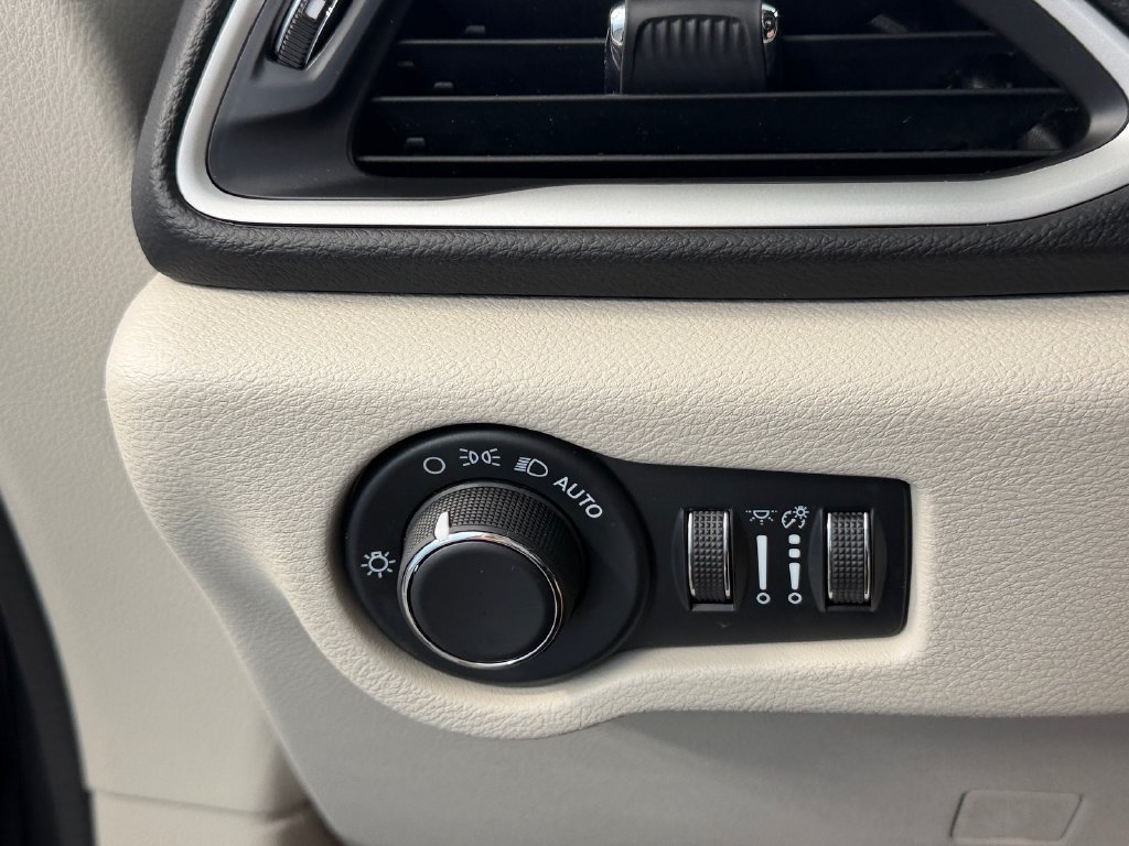 Used 2023 Chrysler Voyager LX FWD image 23