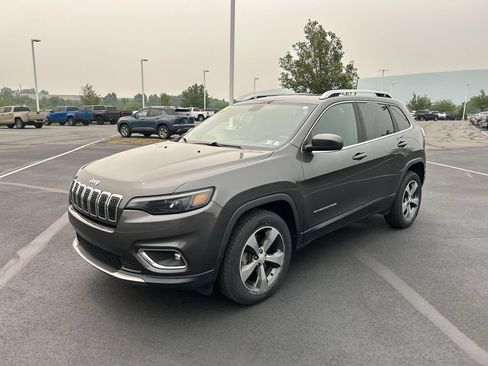 Used 2019 Jeep Cherokee Limited AWD/4WD image 3