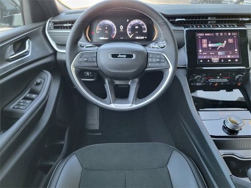 New 2025 Jeep Grand Cherokee Altitude image 30