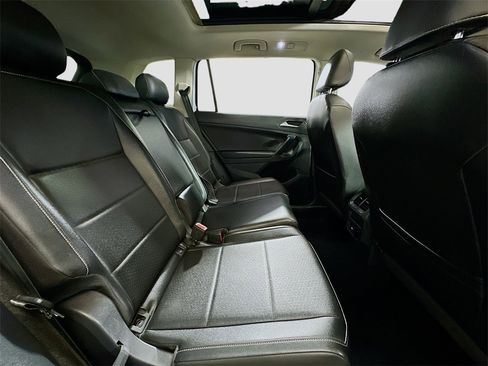 Used 2021 Volkswagen Tiguan SE w/ Panoramic Sunroof Package image 27