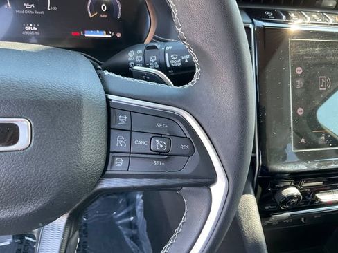 Used 2023 Jeep Grand Cherokee Laredo AWD/4WD image 12