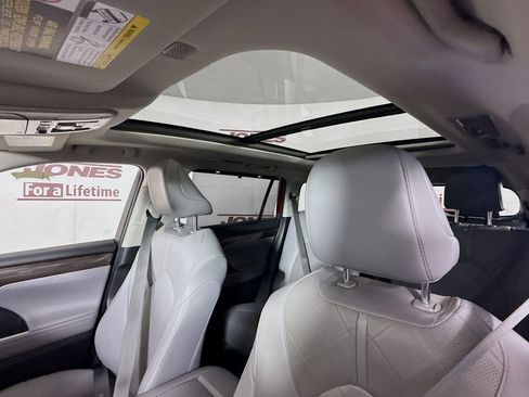 Used 2021 Toyota Highlander Platinum AWD/4WD image 11