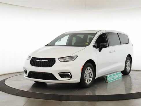 New 2026 Chrysler Pacifica Select image 10