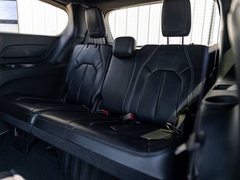 Used 2025 Chrysler Pacifica Select FWD image 9