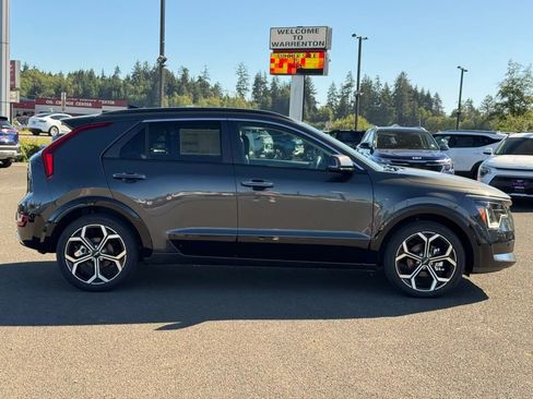 New 2025 Kia Niro SX Touring image 8