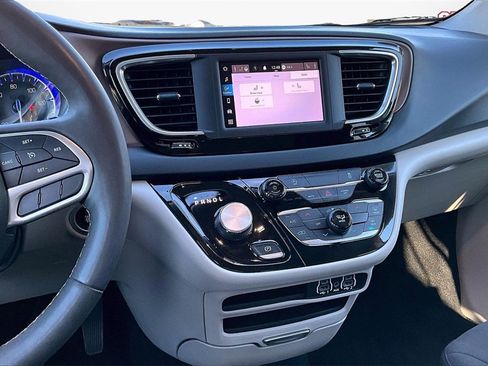 Used 2022 Chrysler Voyager LX image 9