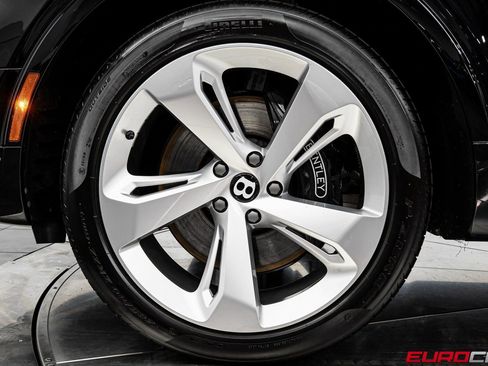 Used 2024 Bentley Bentayga AWD/4WD image 20
