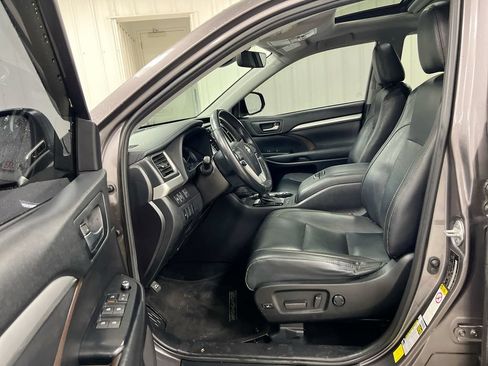 Used 2019 Toyota Highlander XLE FWD image 20