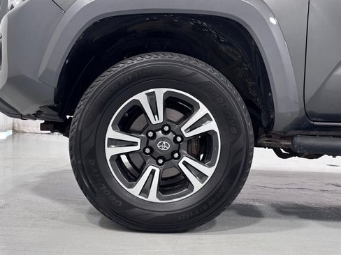 Used 2016 Toyota Tacoma TRD Sport AWD/4WD image 29