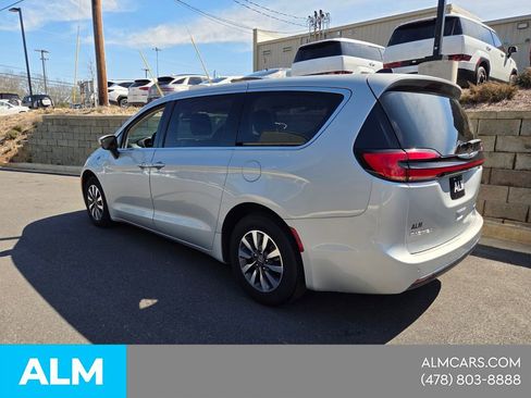 Used 2023 Chrysler Pacifica Touring-L FWD image 11