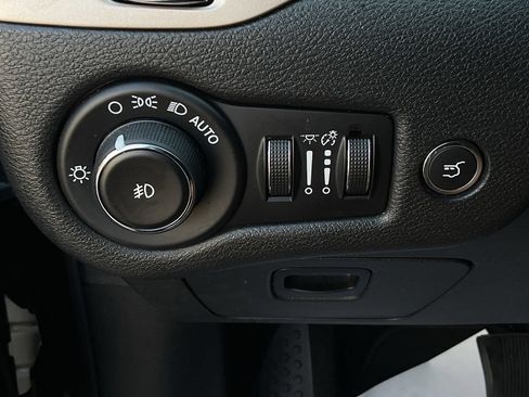 Used 2014 Jeep Cherokee Limited FWD image 23