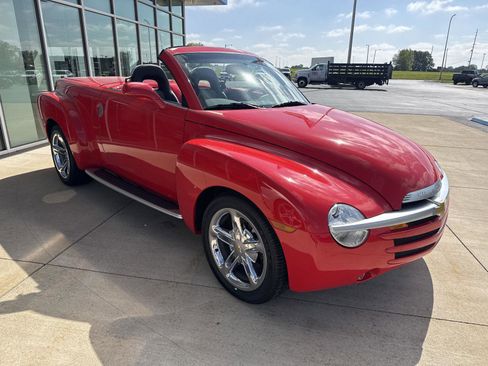 Used 2005 Chevrolet SSR w/ Preferred Equipment Group RWD image 7
