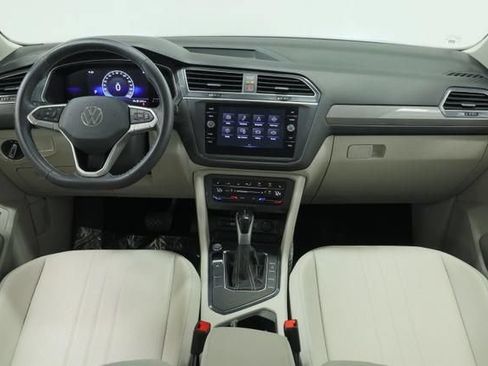 Certified 2024 Volkswagen Tiguan SE w/ Panoramic Sunroof Package FWD image 11