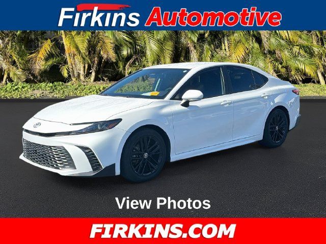 Used 2025 Toyota Camry SE FWD image 1