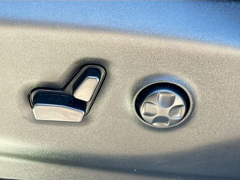 Used 2024 Chrysler Pacifica Touring-L FWD image 25