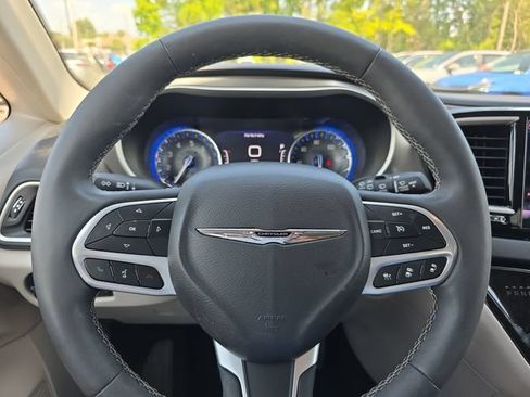 Used 2023 Chrysler Pacifica Touring-L FWD image 19
