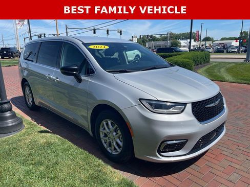 Used 2024 Chrysler Pacifica Touring-L FWD image 5