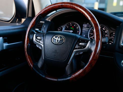 Used 2017 Toyota Land Cruiser image 36