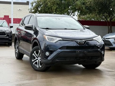 Used 2018 Toyota RAV4 LE FWD image 2