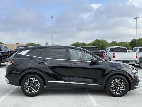 Used 2025 Kia Sportage LX image 3