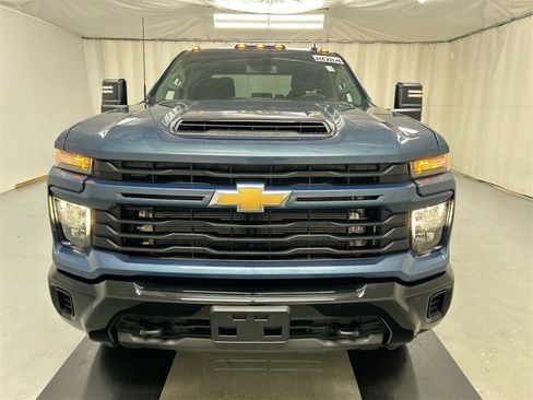Used 2024 Chevrolet Silverado 2500 Custom w/ Custom Value Package image 3