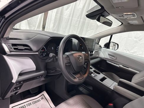 Used 2025 Toyota Sienna LE image 15