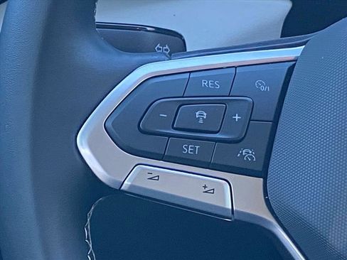 Used 2025 Volkswagen Taos SE image 6