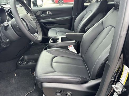 New 2026 Chrysler Pacifica Select image 13