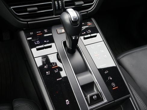 Used 2022 Porsche Macan AWD/4WD image 26