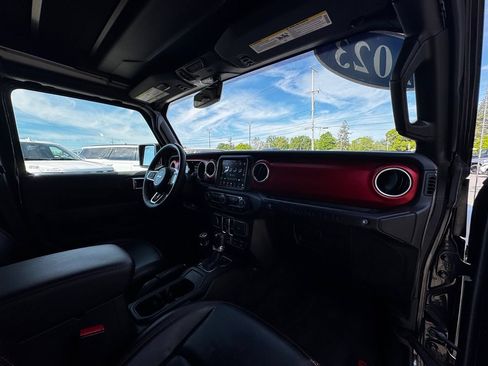 Used 2023 Jeep Wrangler Unlimited Rubicon w/ Cold Weather Group AWD/4WD image 30