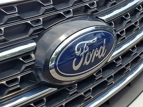Used 2024 Ford Explorer XLT AWD/4WD image 4