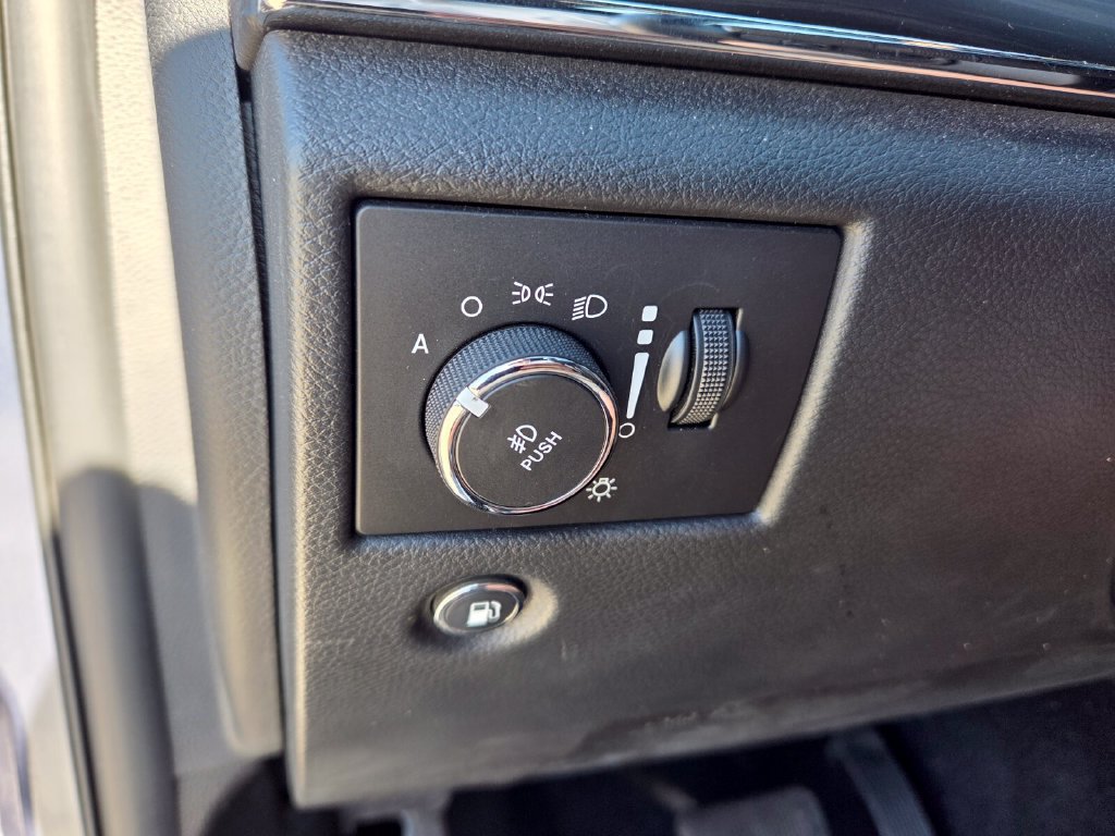 Used 2020 Jeep Grand Cherokee Limited AWD/4WD image 25