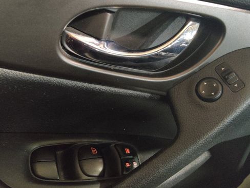 Used 2015 Nissan Rogue SV image 27