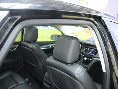 Used 2017 Cadillac XT5 Luxury w/ LPO, Sport Package FWD image 10