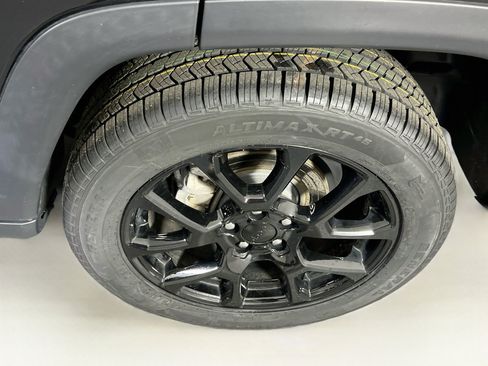 Used 2023 Jeep Compass Latitude w/ Sun and Sound Group AWD/4WD image 31