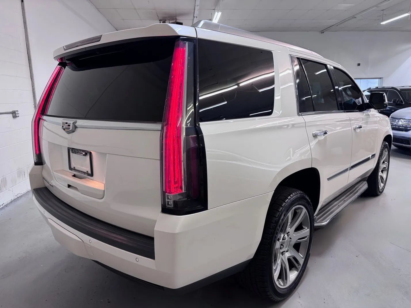 Used 2015 Cadillac Escalade Luxury AWD/4WD image 3