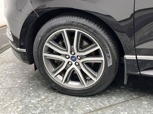 Used 2019 Ford Edge Titanium w/ Equipment Group 301A AWD/4WD image 38