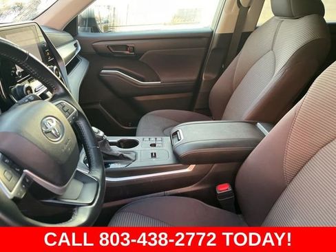 Used 2024 Toyota Highlander LE FWD image 9