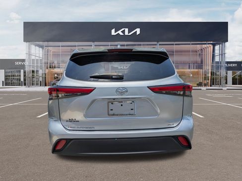 Used 2021 Toyota Highlander XLE FWD image 5