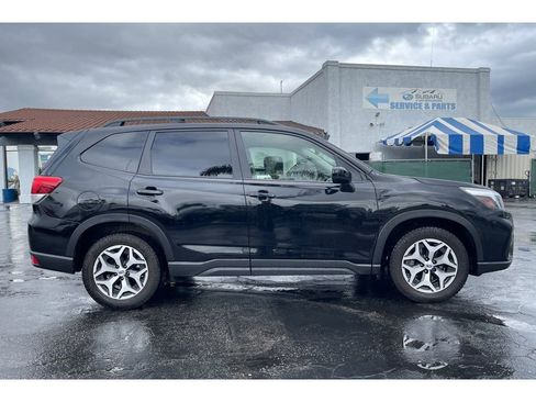 Used 2020 Subaru Forester Premium image 7