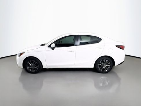 Used 2019 Toyota Yaris L image 6