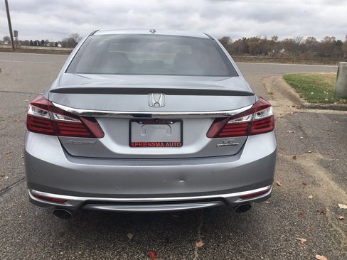 Used 2016 Honda Accord Touring image 8