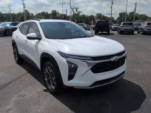 Used 2024 Chevrolet Trax LT w/ Sunroof Package FWD image 11