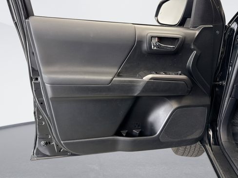 Used 2022 Toyota Tacoma TRD Sport image 9