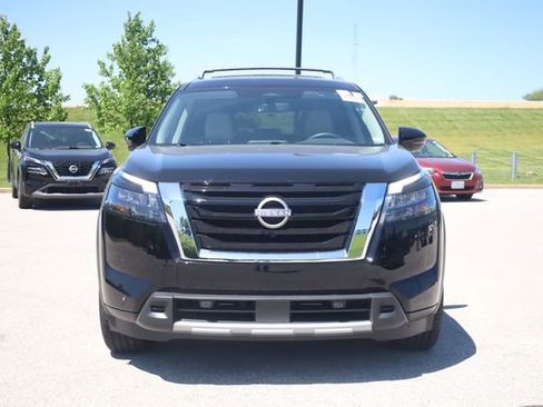 Used 2025 Nissan Pathfinder SL FWD image 3