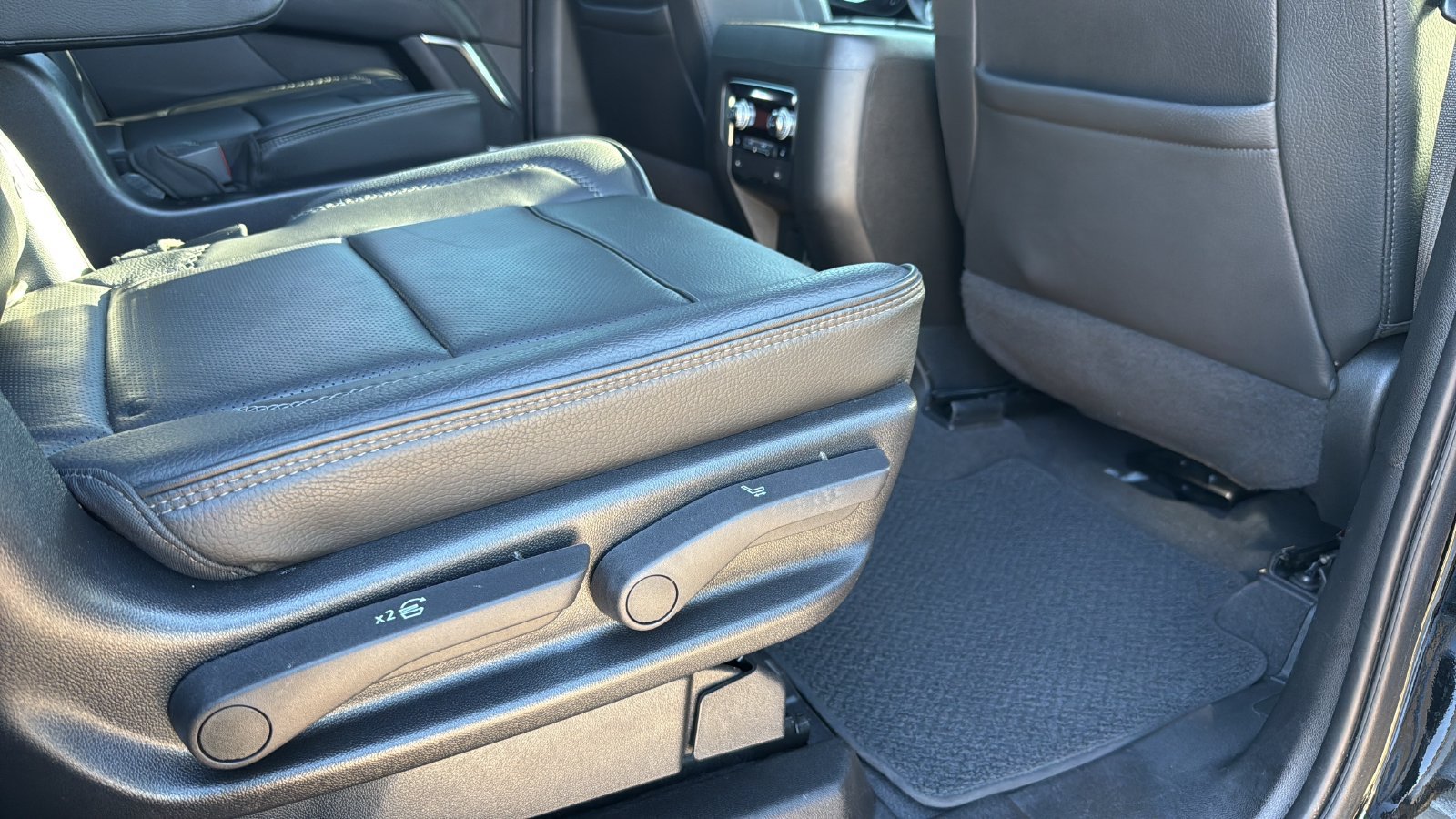 Used 2022 GMC Yukon Denali AWD/4WD image 26